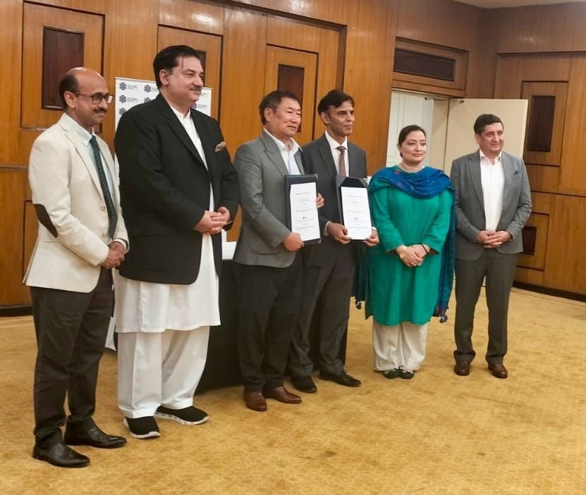 Signing of MOU between ICIMOD and SDPI representatives